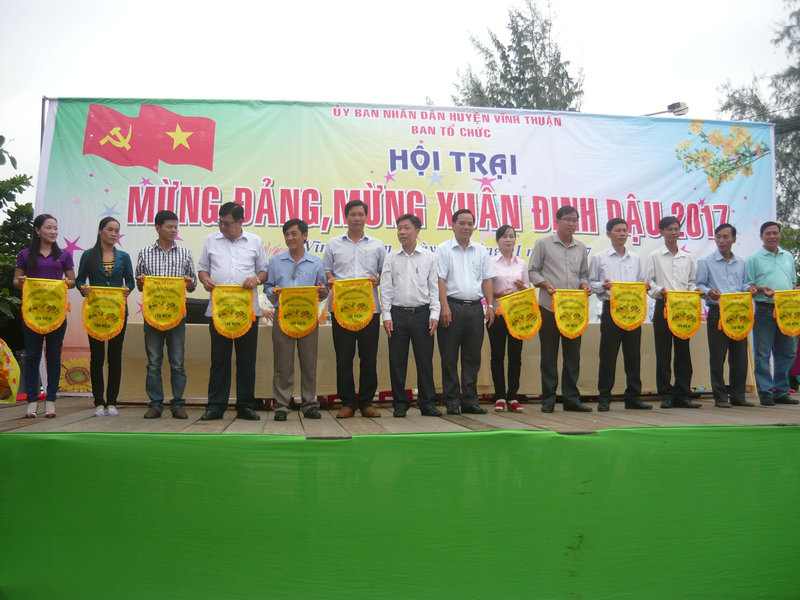 Đc Nguyễn Văn Thoàn PBT và Phạn Văn Hậu PCT trao cờ lưu nhiệm cho các Trại.jpg